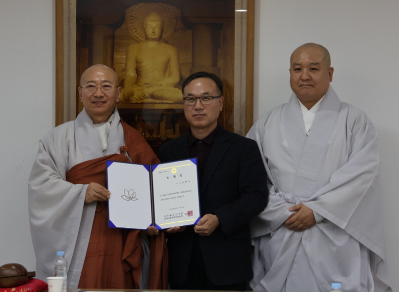 (사진 왼쪽부터)본부장 태효스님, 이종수 신규 위원, 사무총장 덕유스님.