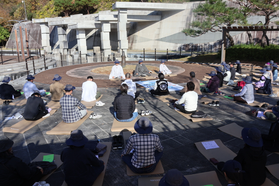 지난해 큰 호응을 얻은 ‘평화명상 걷기순례’. 10월30일 강원 화천 평화의종 앞에서 평화명상을 하고 있다. 불교신문 자료사진.