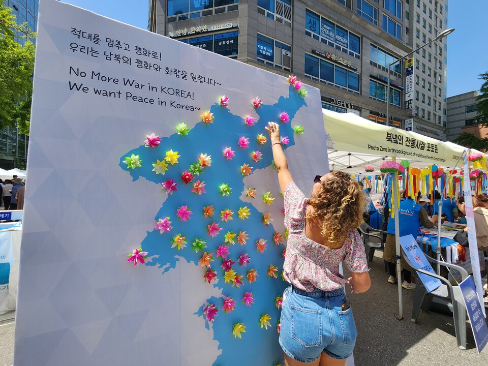 지난해 연등회에서 평화부스를 열고 한반도에 연꽃붙이기 행사를 진행한 민추본. 불교신문 자료사진