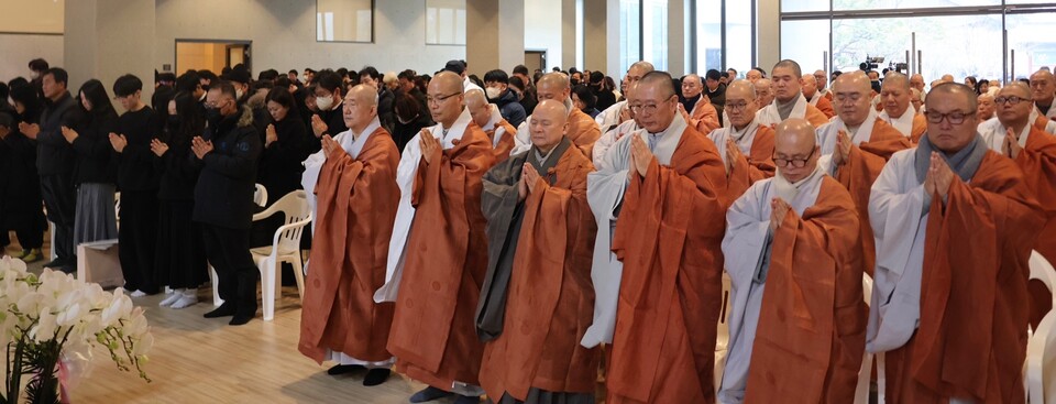 조계종이 2월15일 광주 무각사 지장전에서  ‘제주항공 참사 희생자 합동 49재’를 봉행했다. 희생자 179명의 극락왕생을 기도하는 500여명의 사부대중.