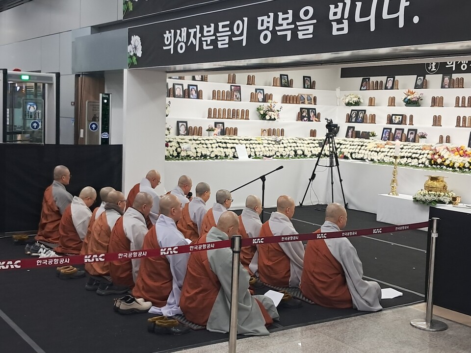 이날 오전 전남 무안국제공항에서 열린 합동위령재에 참석해 추모기도를 봉행한 조계종 사회노동위원회.