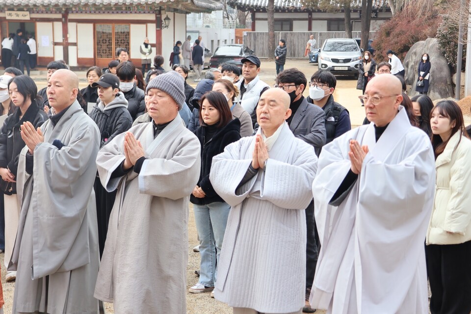 기도하는 사노위 스님들.