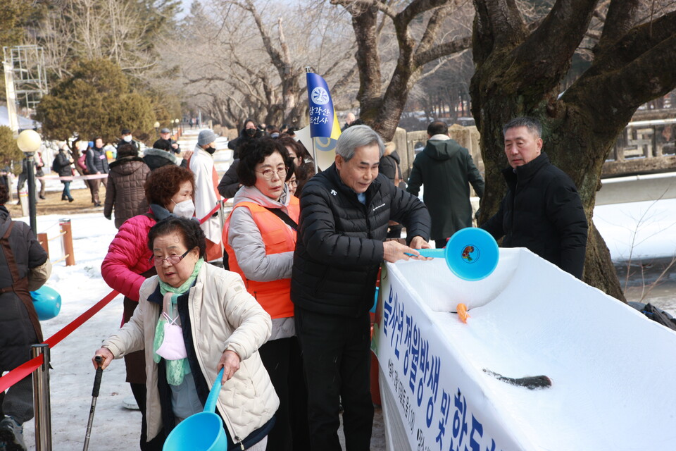 김학규 도선사 신도회장이 물고기를 방생하고 있다.