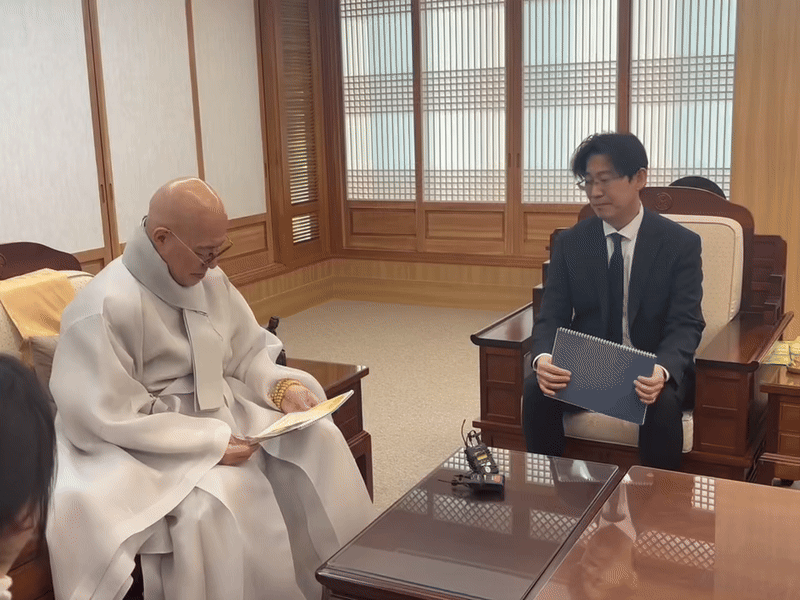 [영상] 총무원장 진우스님이 이길수 신임 대불청 회장과 함께 대불청의 새로운 3대 로드맵을 살펴보고 있다.