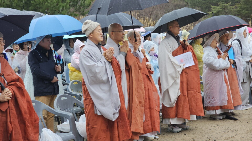반가운 봄비 내리던 날, 400여 대중이 곳곳에서 버스를 타고 참석했다.