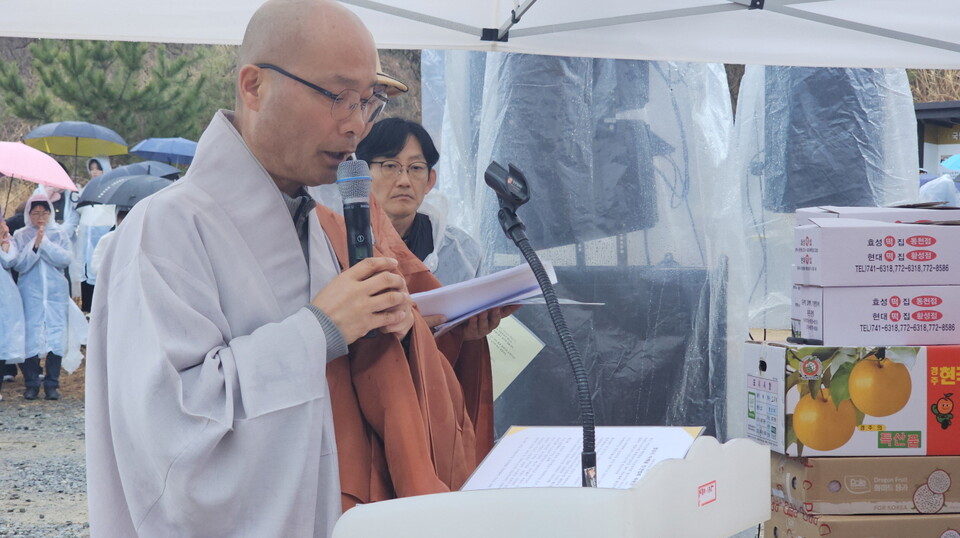 제24교구본사 선운사 주지 경우스님이 축원을 하고 있다.