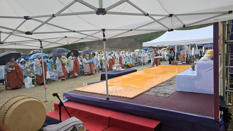 스님과 신도들은 축원을 하며 선망조상의 천도와 가족의 안녕, 소원성취를 함께 빌었다.