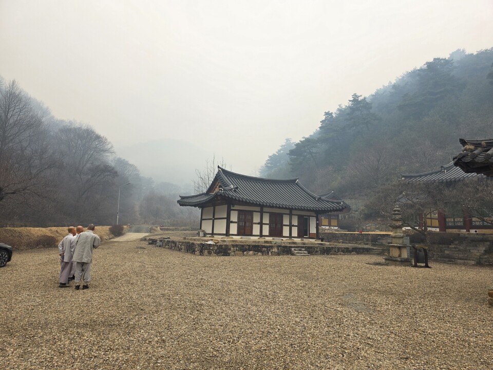 조계종, 산불 현장 급파…천년고찰 의성 운람사 전소