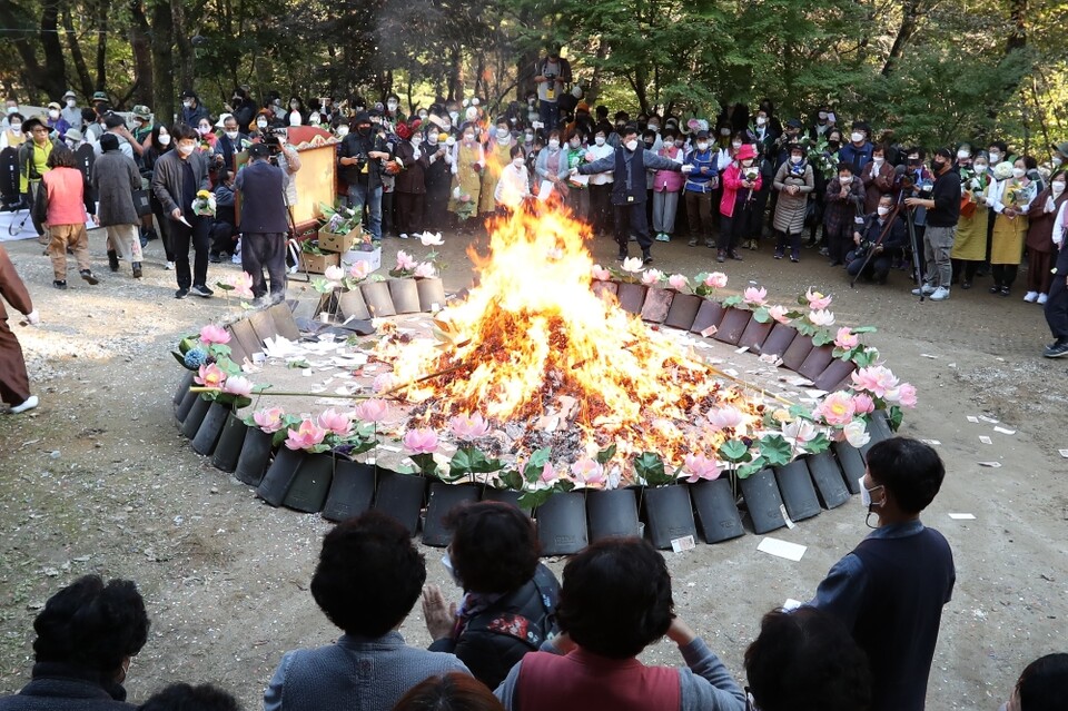 ‘동해 삼화사 지화장엄’이 강원특별자치도 무형유산으로 지정됐다. 사진은 지화장엄이 사용된 삼화사 국행수륙재 모습. 사진=삼화사