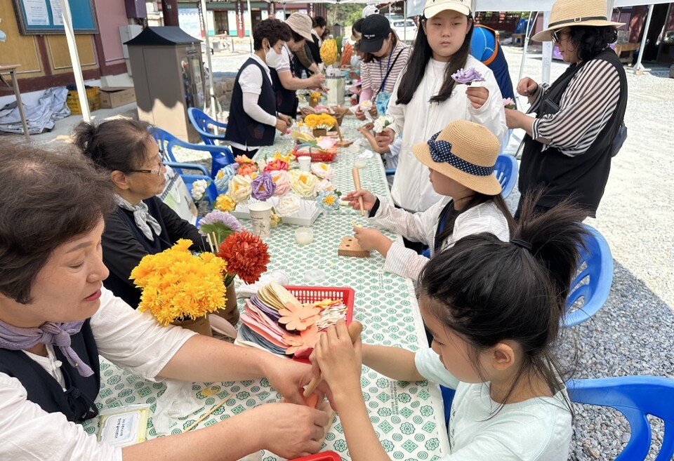 삼화사 국행수륙재에서 전통지화 체험을 하는 방문객들. 사진=삼화사