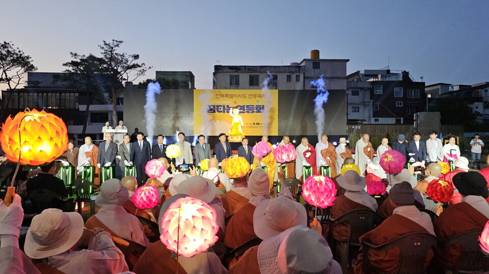 전라감영 밝힌 연등의 향연… 전북 봉축연등축제 ‘꿈타는 연등회’ 성황