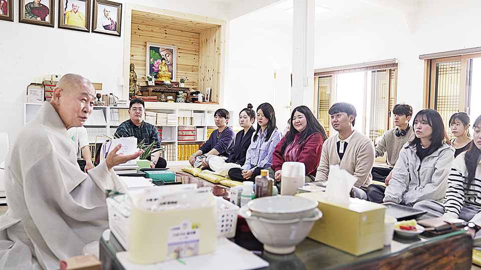 금정총림 방장 정여스님이 13명의 부산지역 8개 대학에 다니는 청년 불자들을 만나 인생을 살아가는 힘과 지혜를 나누었다. 1시간여의 법담이 이어지는 동안 청년들은 진지하고 밝았다.