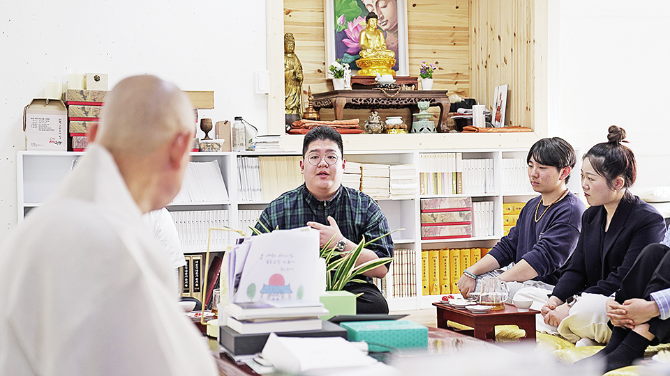 금정총림 방장 정여스님과 부산지역 8개 대학에 다니는 청년 불자들의 만남, 1시간여의 법담이 이어지는 동안 청년들은 진지하고 밝았다.