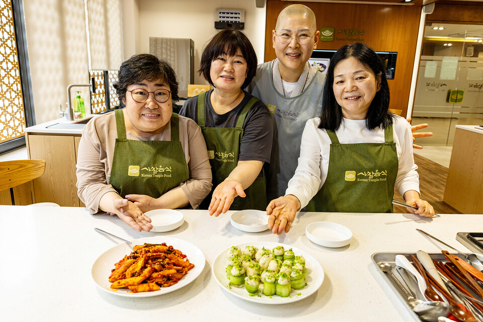 한국불교문화사업단이 5월15일 ‘성북장애인복지관’과 함께 거동이 불편한 노인들을 위한 사찰음식 체험행사를 진행했다.