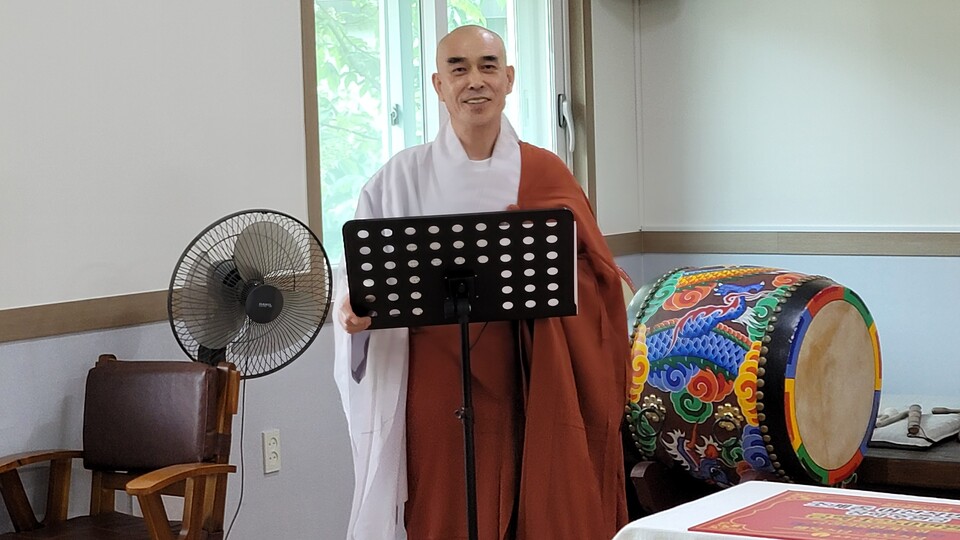 격려사를 하고 있는 오대산 월정사 금강경봉찬회 신행실장 혜묵스님.