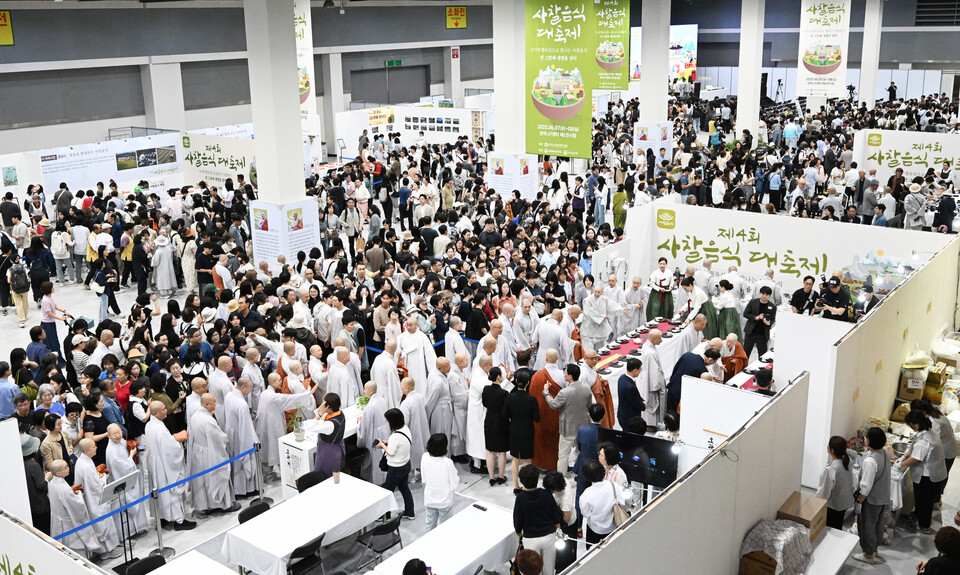 10년만에 열린 ‘제4회 사찰음식 대축제’ 행사장인 서울 양재at센터 제1전시장에 사찰음식의 역사와 매력을 즐기려는 관람객들과 각 지역 사찰 신도들과 스님들로 북적이고 있다.
