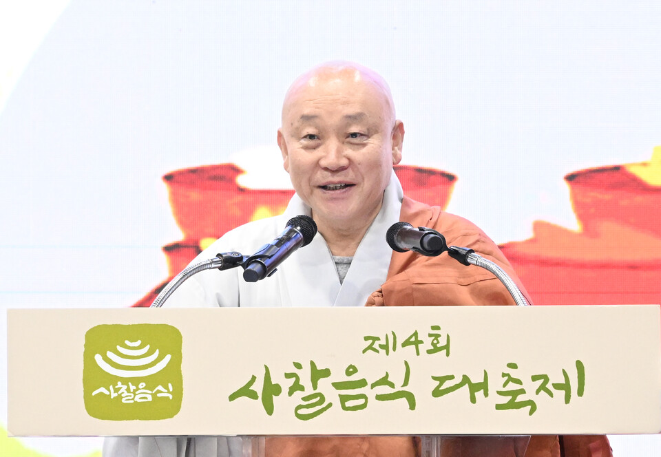 개회사 하는 한국불교문화사업단장 만당스님. 