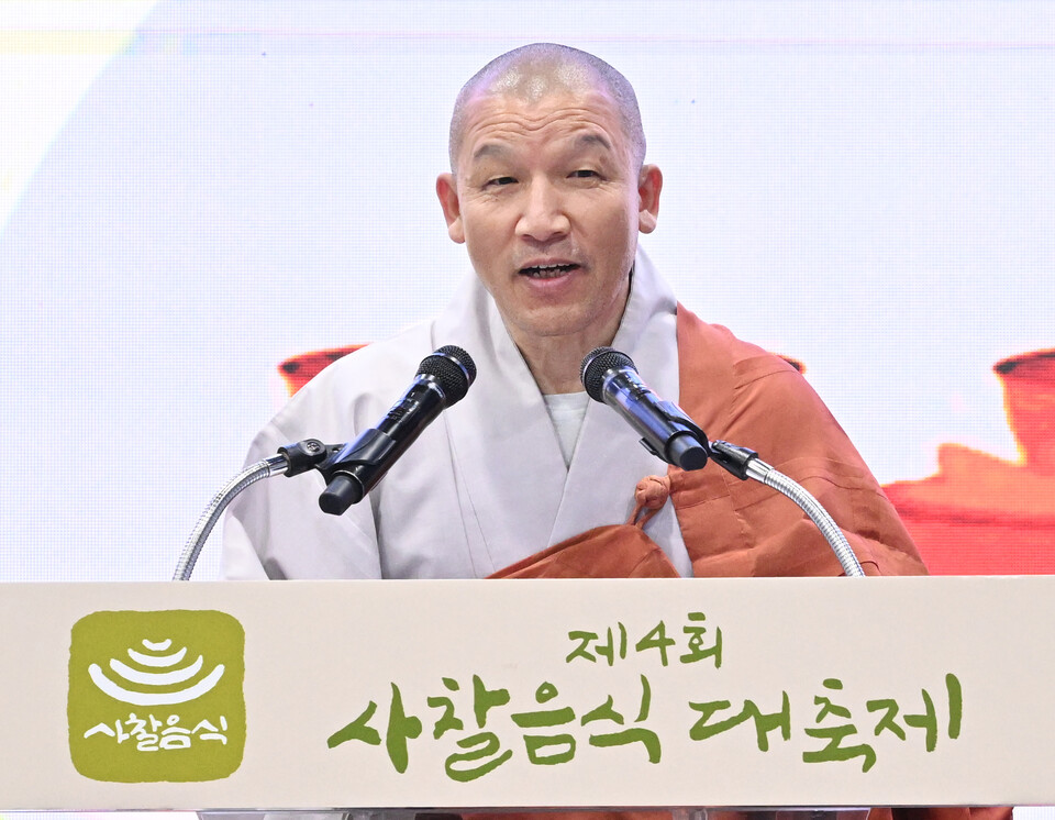 축사하는 중앙종회의장 주경스님.