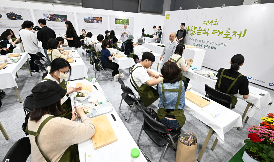 체험관에는 남녀노소 가림없이 붐빈 신청자들이 스님들의 손맛을 베우고 있다.