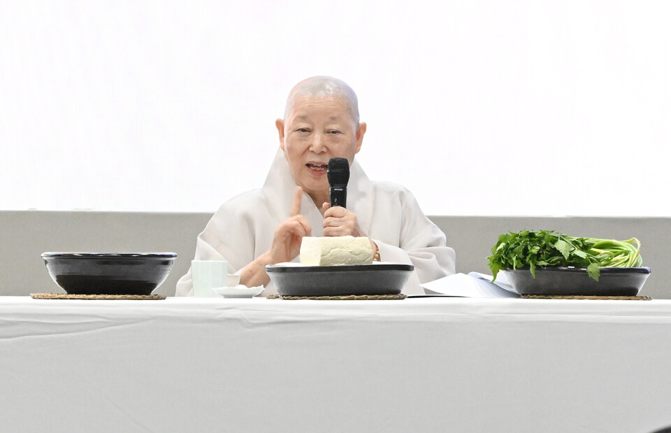 사찰음식대축제의 하이라이트로 서울 진관사 회주 계호스님이 '최고의 장인인 사찰음식 명장 스님 6인이 직접 들려주는 사찰음식 이야기' 첫시간을 장식하고 있다.