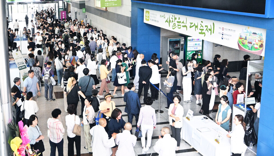 일찌감치 전시장 입구를 메운 관람객들이 줄지어 입장하고 있다.