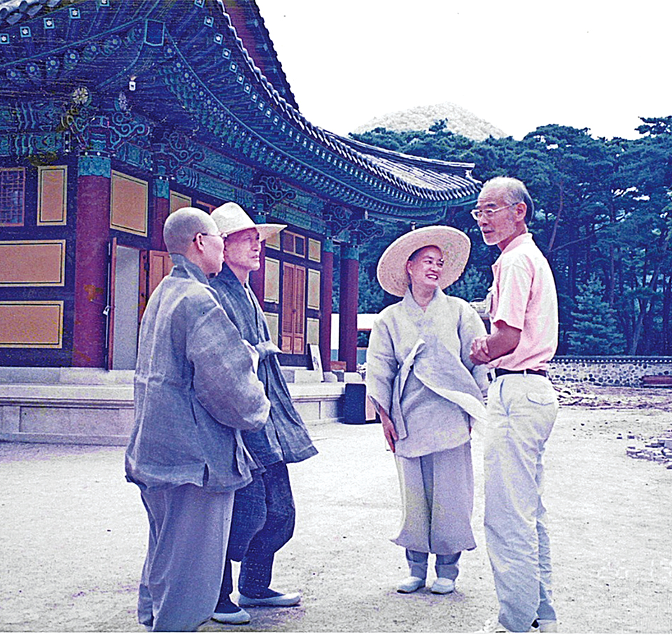 1996년 8월 운문사에서 열린 ‘맑고 향기롭게’ 수련회 모습. 길상사가 1997년에 창건되어 당시 수련회 장소가 마땅치 않아 운문사에서 열렸다. 맨 오른쪽이 김기철 도예가. 그 옆으로 시계 반대방향으로 일진스님, 법정스님, 진명스님 모습.