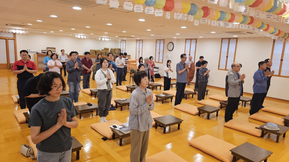 삼귀의를 하고 있다.
