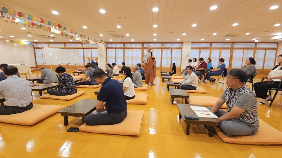 범일스님도 자신이 품었던 의문을 소개하며 특강을 전개하고 있다.