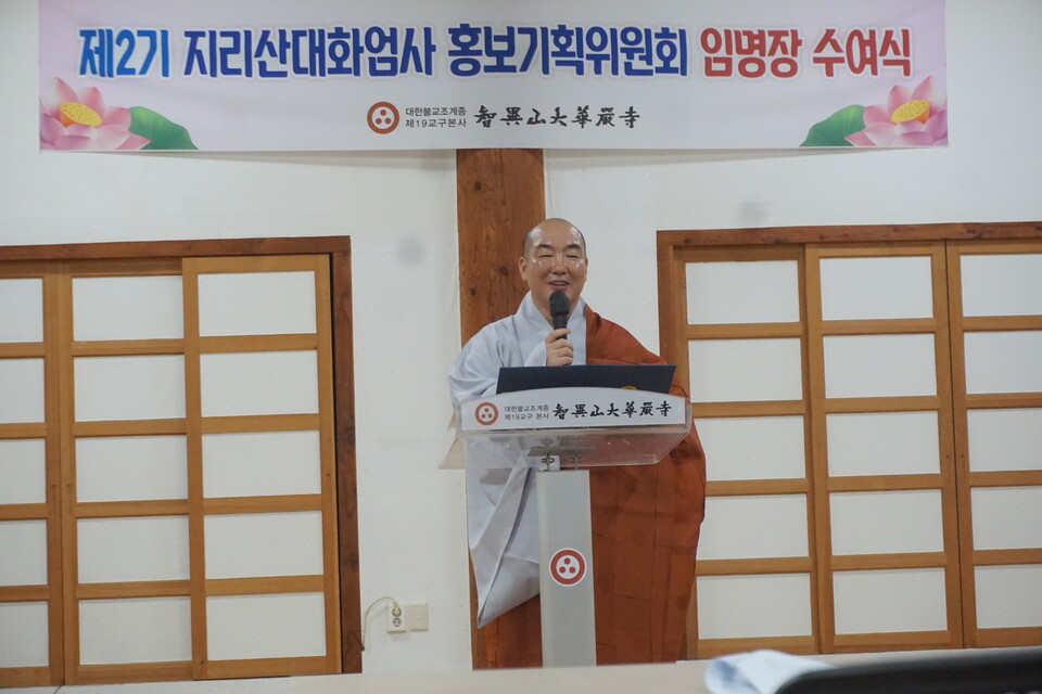  켮 2 ȫ ӸĿ λ縻 ϰִ