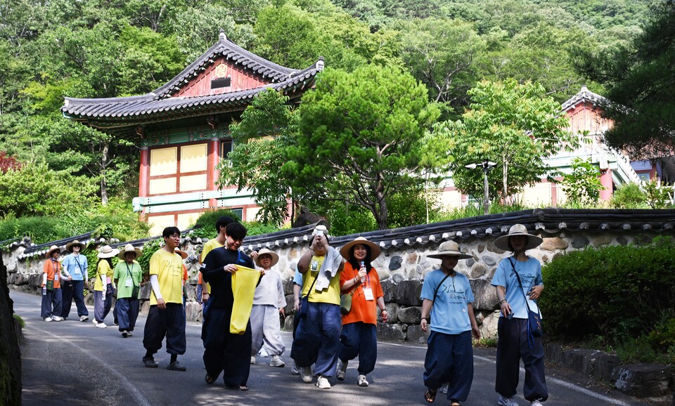 도시를 벗어난 산사에서의 포행은 언제나 상쾌하고 즐겁기 까지 하다. 