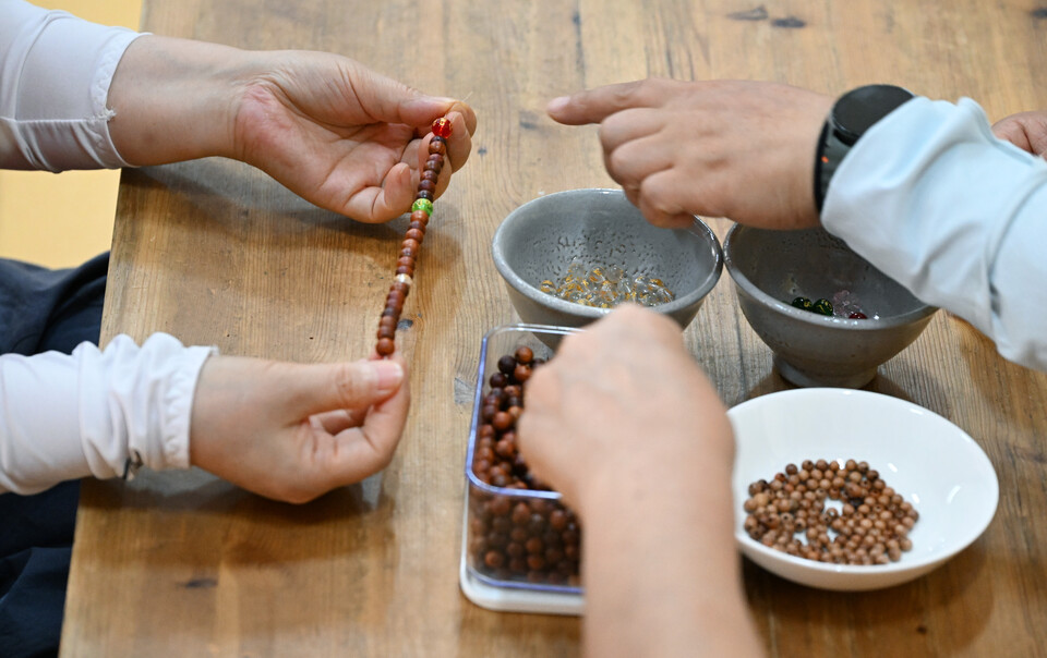 단주 만들기에 한창인 참가자들.