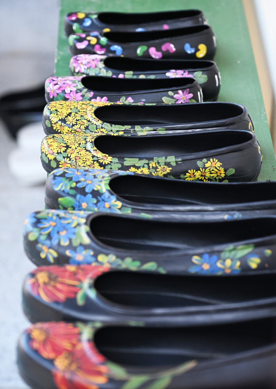 꽃치장을 한 검은 고무신들,  오늘도  나를 반겨줄 주인을 기다리고 있다.