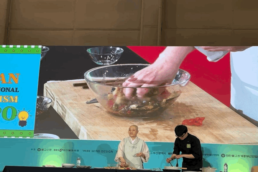 가지와 토마토를 버무리는 스님.