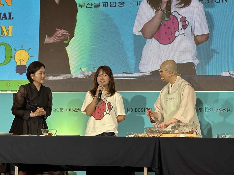 MZ참가자가 양념가지통두부구이를 먹고 소감을 전하고 있다.