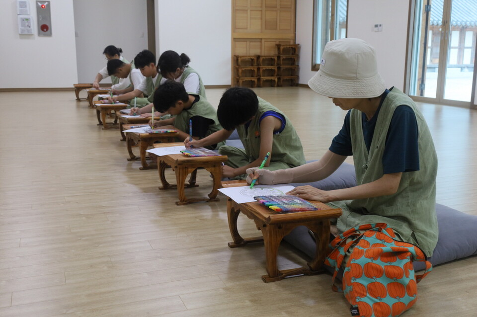 만다라 색칠하기에서 진지하게 임하고 있는 참가자들