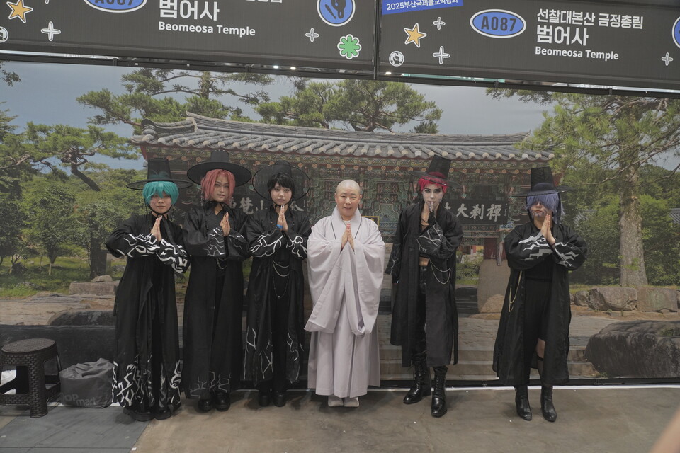 ‘사자보이즈’ 코스튬 플레이어(Costume Player, 만화 및 게임 속 캐릭터를 분장하며 캐릭터처럼 행동하는 사람, 이하 코스어)들이 부산국제불교박람회에 등장해 큰 이목을 끌었다. 사자보이즈 코스튬 플레이어들이 범어사 부스에서 스님과 기념사진을 찍는 모습. 
