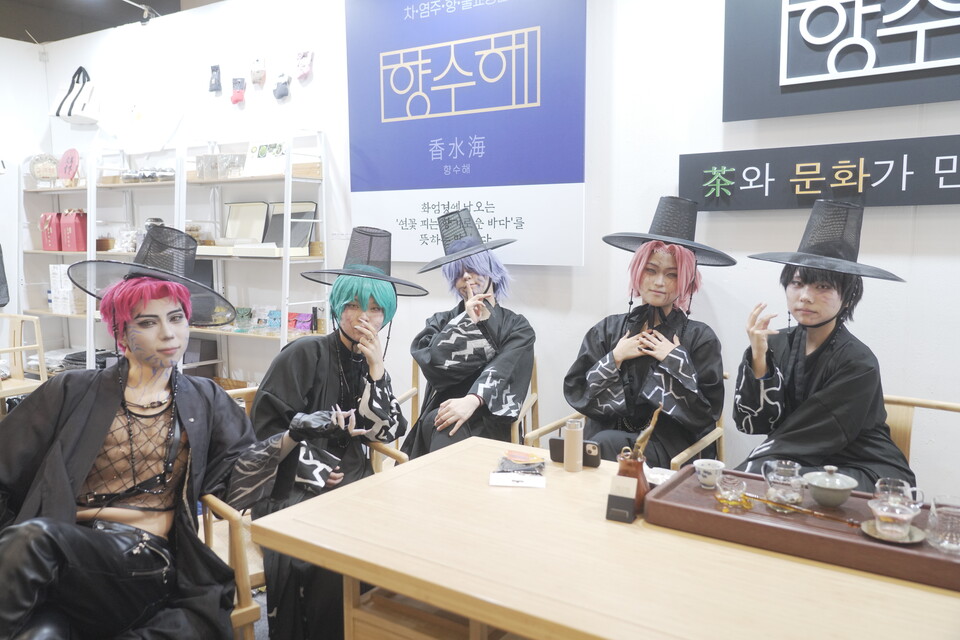 ‘사자보이즈’ 코스튬 플레이어(Costume Player, 만화 및 게임 속 캐릭터를 분장하며 캐릭터처럼 행동하는 사람, 이하 코스어)들이 부산국제불교박람회에 등장해 큰 이목을 끌었다.