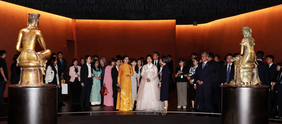  11일 오전 국립중앙박물관에서 반가사유상을 비롯한 불교 문화재를 관람하는 김혜경 여사와 베트남 당 서기장 배우자 응오 프엉 리 여사. 연합뉴스.