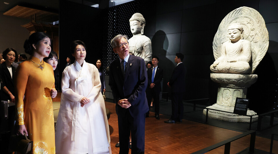 두 영부인이  유홍준 국립중앙박물관장의 안내를 받으며 감산사 불상 등 불교 문화재들을 관람하고 있다. 연합뉴스