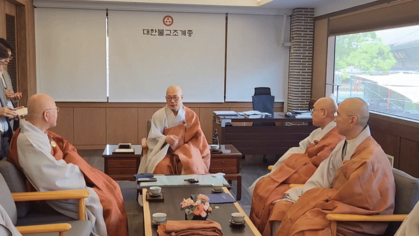 [영상] 불교신문 사장 임명장 전달식에서 환담을 나누는 모습. 