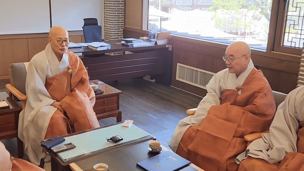 [영상] 총무원장 진우스님이 신임 불교신문 사장 원허스님에게 당부의 말을 전하고 있다. 