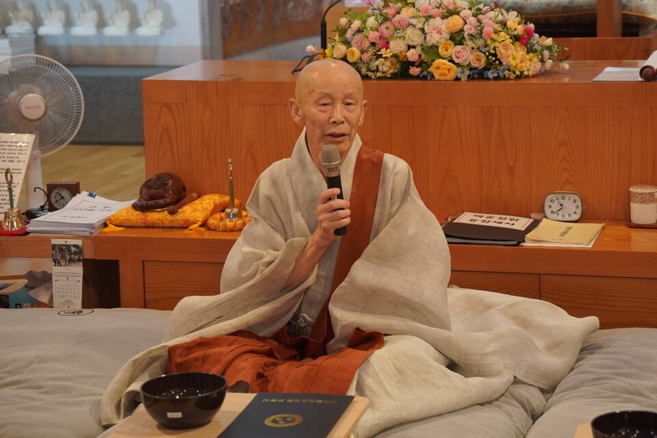 전등사 조실 세연대종사가 인사말씀을 하고 있다.