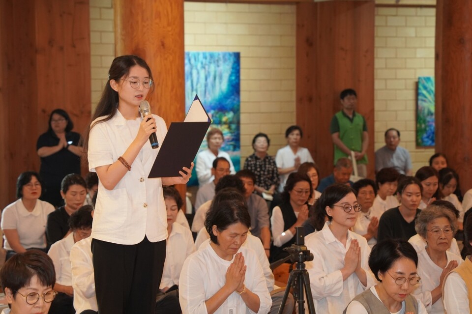 우은진 전등사 청년회장이 승보공양 발원문을 낭독하고 있다.