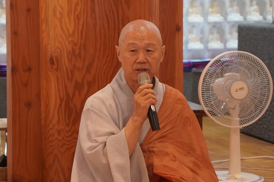 전등사 주지 여암스님은 삼보를 향한 예경과 공경심을 갖고 살면 부처님 법이 영원히 전해질 수 있다고 말했다.