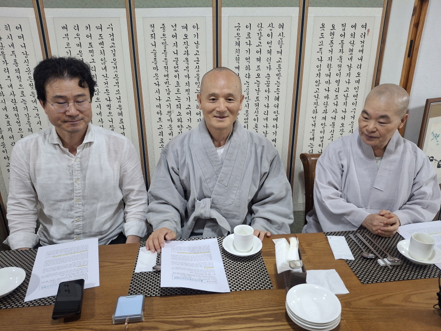 사단법인 한국명상지도자협회가 창립 10주년을 맞아 ‘한국명상지도자학교’를 처음 개설해 운영한다. 9월1일 간담회에서 하반기 계획을 밝히고 있다.