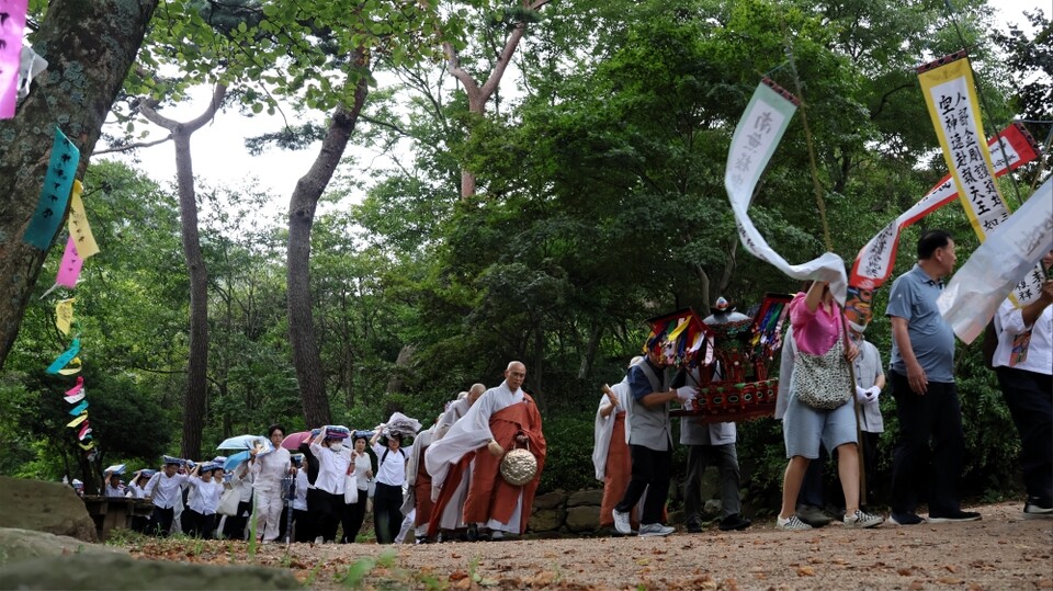 도량요잡 의식을 거행하고 있는 전등사 사부대중.