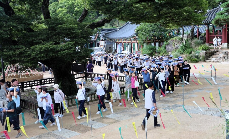 도량요잡 의식을 거행하고 있는 전등사 사부대중.