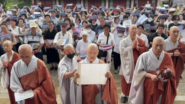 전등사는 9월6일 백중 회향법회를 봉행했다. 전등사 주지 여암스님이 사부대중 700여명과 함께 의식을 진행하고 있다.