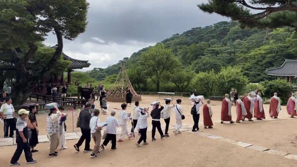 전등사 백중 회향법회에서 도량요잡하는 사부대중.