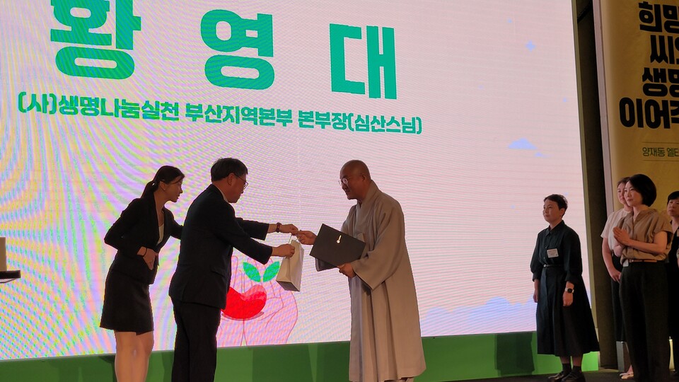 ���ǥâ�� �ް� �ִ� �ɻ꽺��.